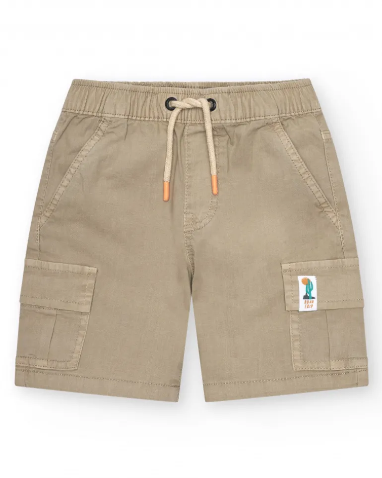 Bermuda cargo beige pour garçon avec poches latérales et taille ajustable.