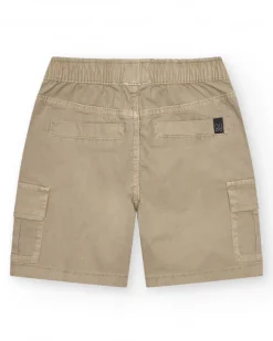 Bermuda cargo beige pour garçon avec poches latérales et taille ajustable.
