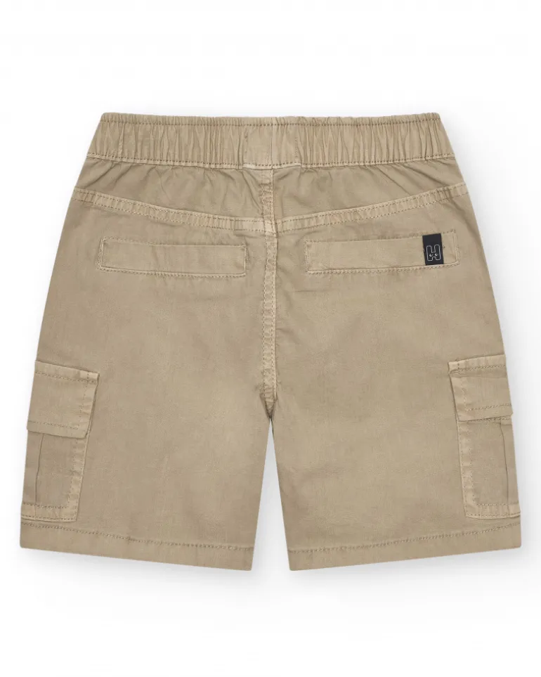 Bermuda cargo beige pour garçon avec poches latérales et taille ajustable.