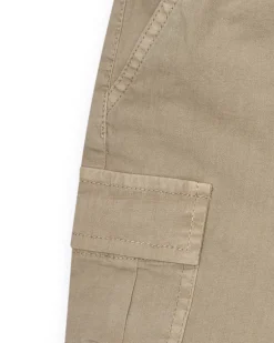 Bermuda cargo beige pour garçon avec poches latérales et taille ajustable.