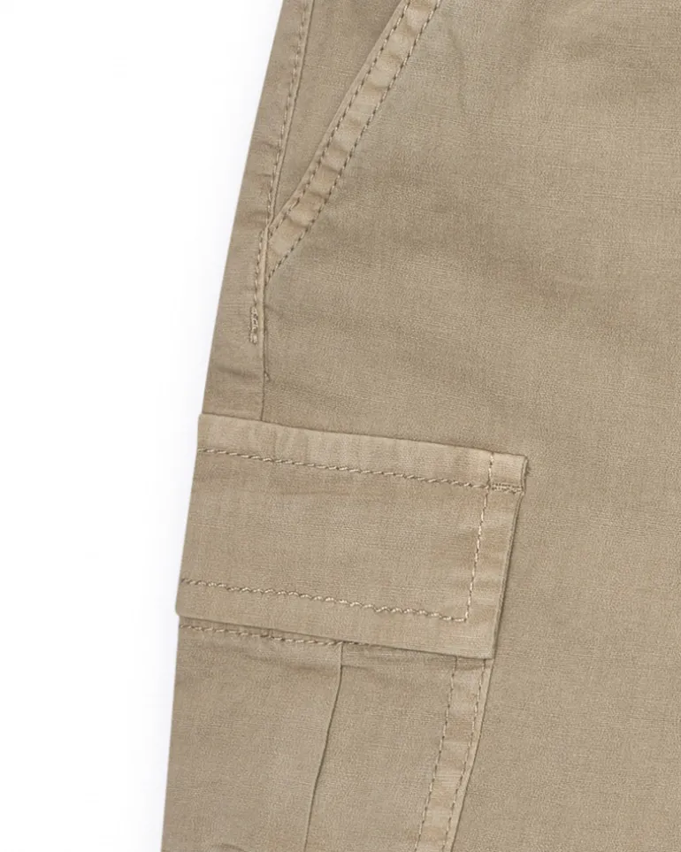 Bermuda cargo beige pour garçon avec poches latérales et taille ajustable.