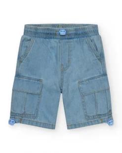 Bermuda cargo en denim clair pour garçon avec ourlets ajustables.