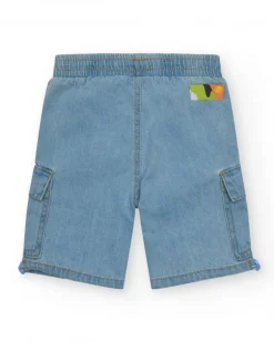 Bermuda cargo en denim clair pour garçon avec ourlets ajustables.