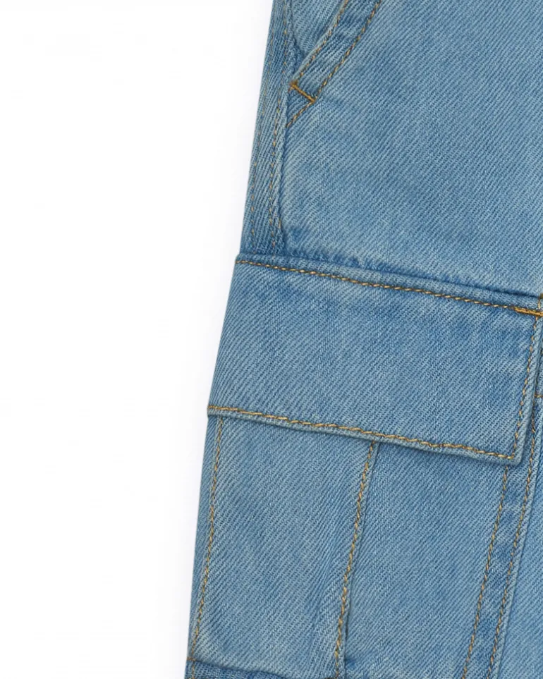 Bermuda cargo en denim clair pour garçon avec ourlets ajustables.