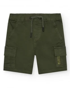Bermuda cargo vert pour garçon avec poches latérales et taille ajustable.