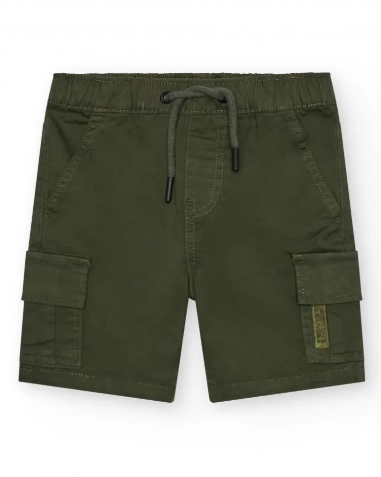 Bermuda cargo vert pour garçon avec poches latérales et taille ajustable.