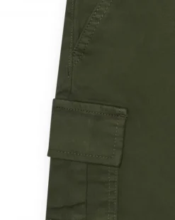 Bermuda cargo vert pour garçon avec poches latérales et taille ajustable.