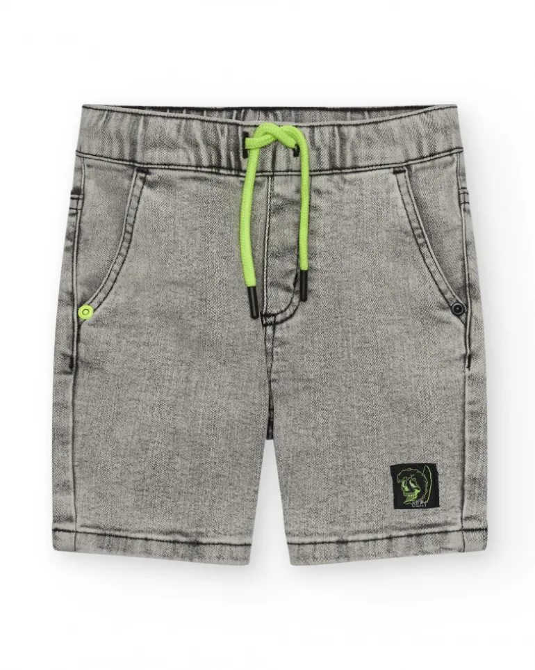 Bermuda en denim gris délavé pour garçon avec cordon vert fluo.