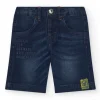 Bermuda en jean bleu foncé pour garçon avec messages brodés.