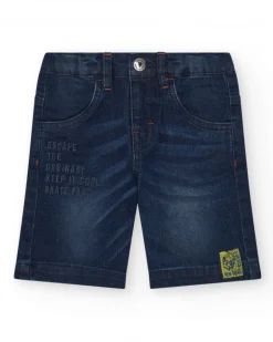 Bermuda en jean bleu foncé pour garçon avec messages brodés.