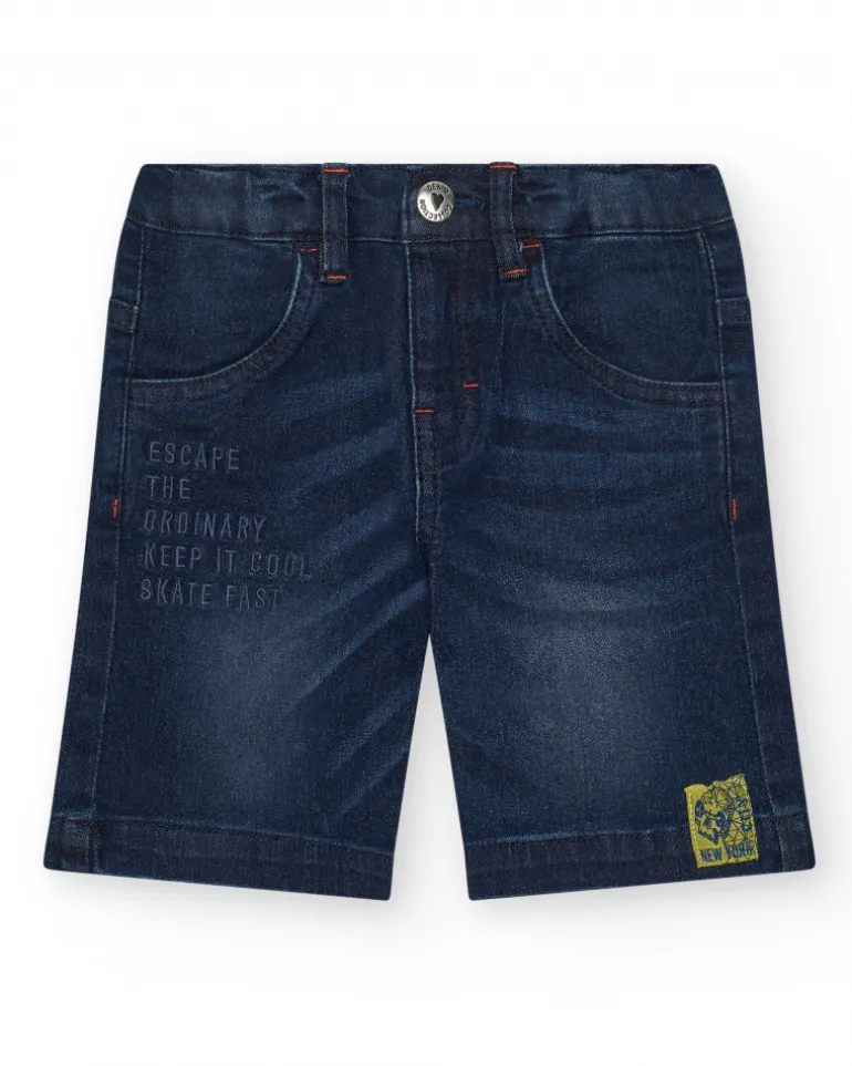 Bermuda en jean bleu foncé pour garçon avec messages brodés.