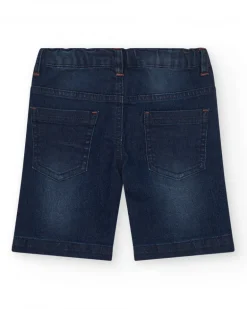 Bermuda en jean bleu foncé pour garçon avec messages brodés.