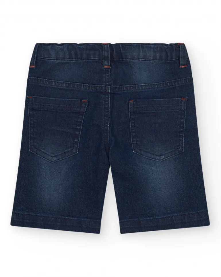 Bermuda en jean bleu foncé pour garçon avec messages brodés.