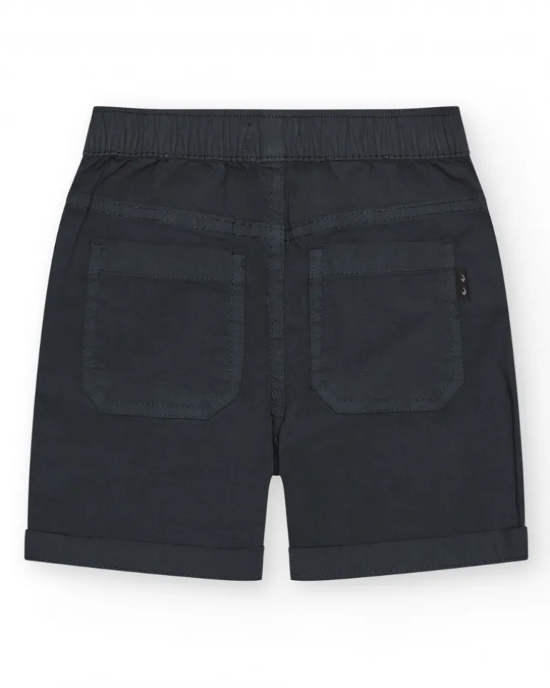 Bermuda gris foncé pour garçon avec taille ajustable et ourlet retroussé.
