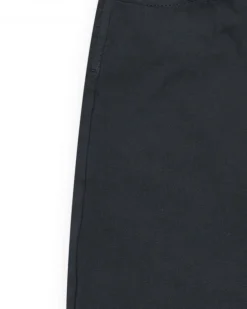 Bermuda gris foncé pour garçon avec taille ajustable et ourlet retroussé.