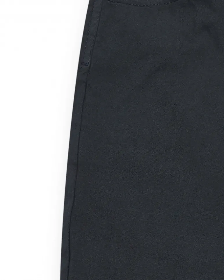 Bermuda gris foncé pour garçon avec taille ajustable et ourlet retroussé.