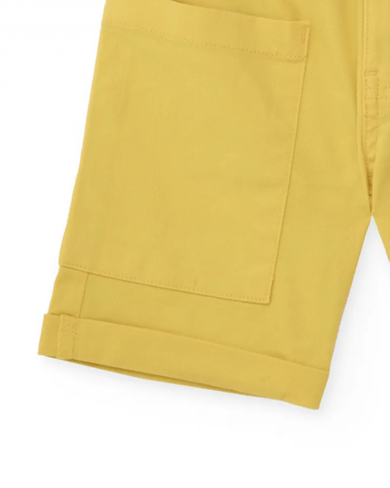 Bermuda para niño en color mostaza con bolsillos grandes