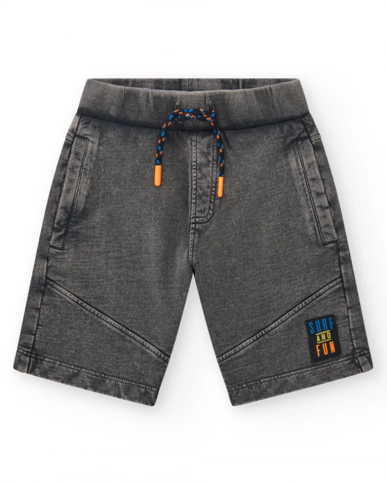 Bermuda pour garçon en gris avec poches et taille élastique.
