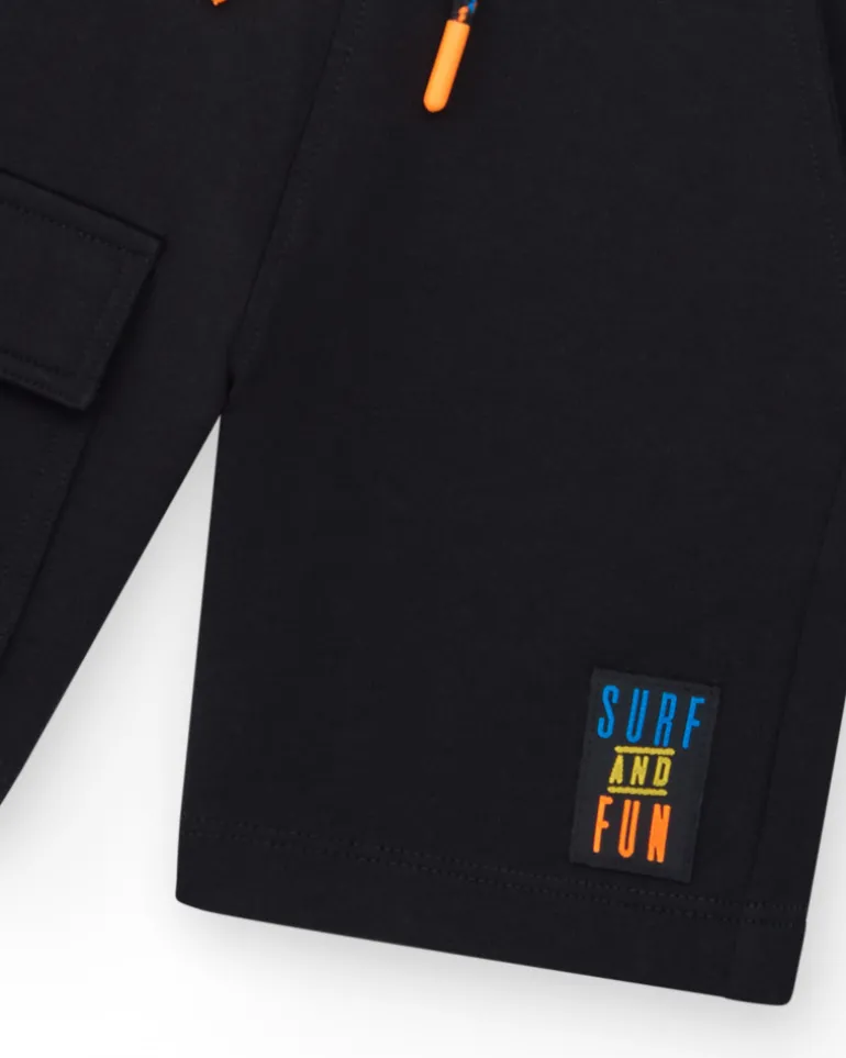 Bermuda pour garçon en noir avec poche latérale et cordon de serrage.