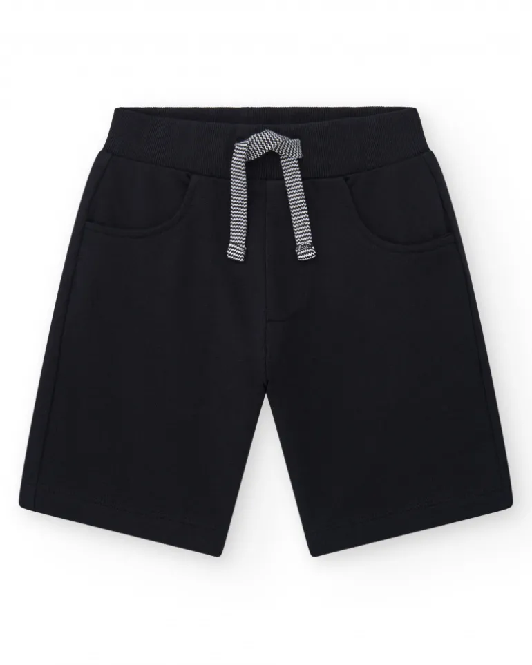 Bermudas pour garçon en noir avec taille ajustable et poches.