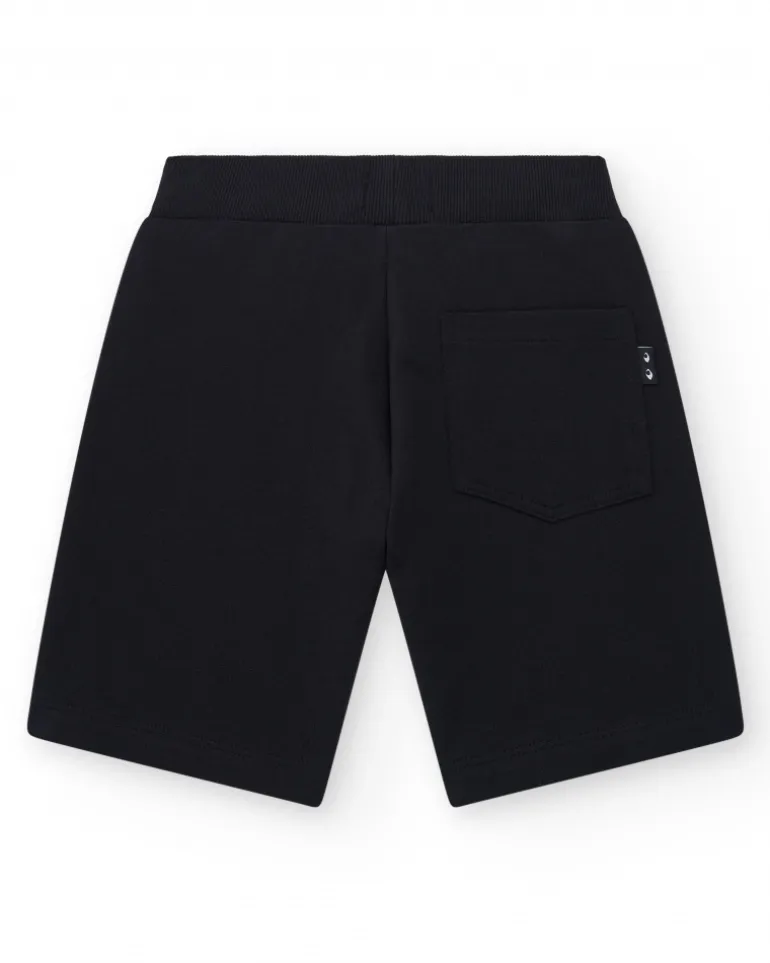 Bermudas pour garçon en noir avec taille ajustable et poches.