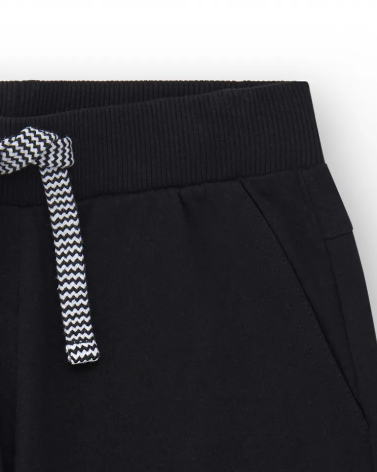 Bermudas pour garçon en noir avec taille ajustable et poches.