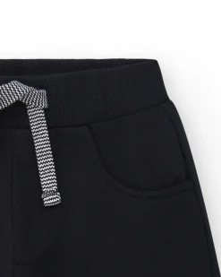 Bermudas pour garçon en noir avec taille ajustable et poches.