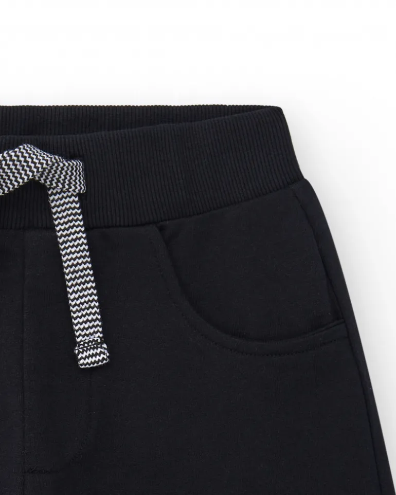 Bermudas pour garçon en noir avec taille ajustable et poches.