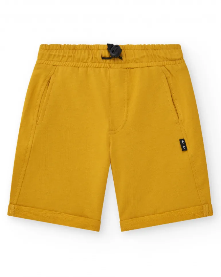 Bermudas pour garçon en orange avec taille ajustable et poches.