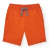 Bermudas pour garçon en rouge avec taille ajustable et poches.