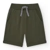 Bermudas pour garçon en vert avec taille ajustable et poches.