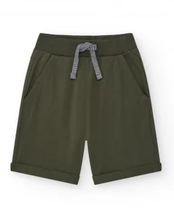 Bermudas pour garçon en vert avec taille ajustable et poches.