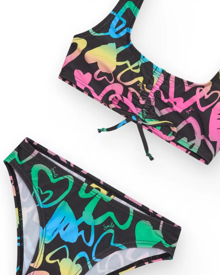 Bikini pour fille en noir avec cœurs imprimés et nœud décoratif.