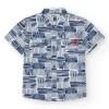 Chemise blanche pour garçon avec imprimé géométrique bleu et poche décorative.