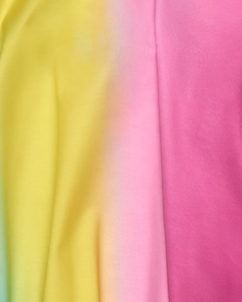 Chemise multicolore pour fille avec bretelles croisées dans le dos.