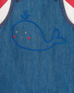 Ensemble pour fille avec salopette en jean brodée de baleine et t-shirt rouge