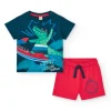 Ensemble pour garçon avec t-shirt bleu et bermuda rouge avec planches de surf
