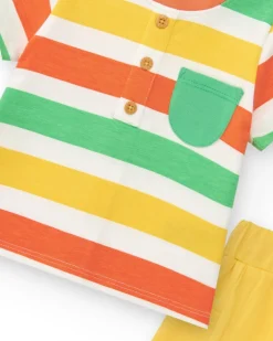 Ensemble pour garçon avec t-shirt rayé et pantalon court jaune avec poches