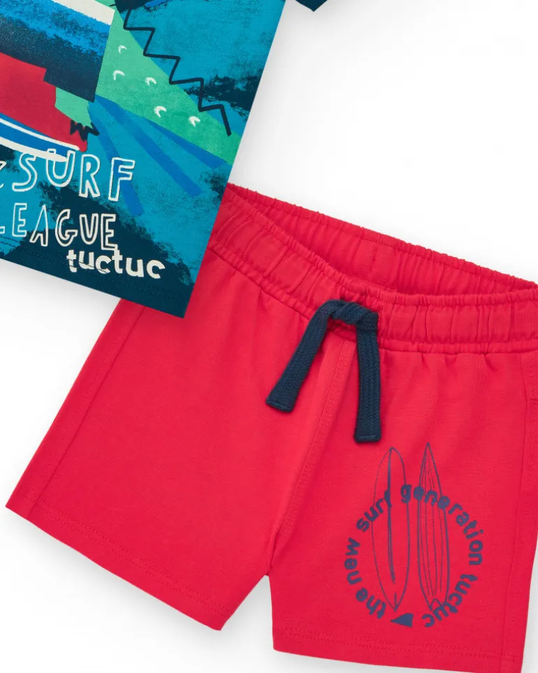 Ensemble pour garçon avec t-shirt bleu et bermuda rouge avec planches de surf