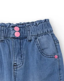 Pantalón vaquero para niña en azul con estampado de corazón