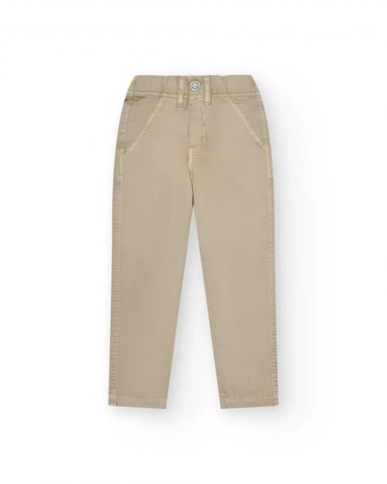 Pantalon beige pour garçon avec poches latérales et taille ajustable.