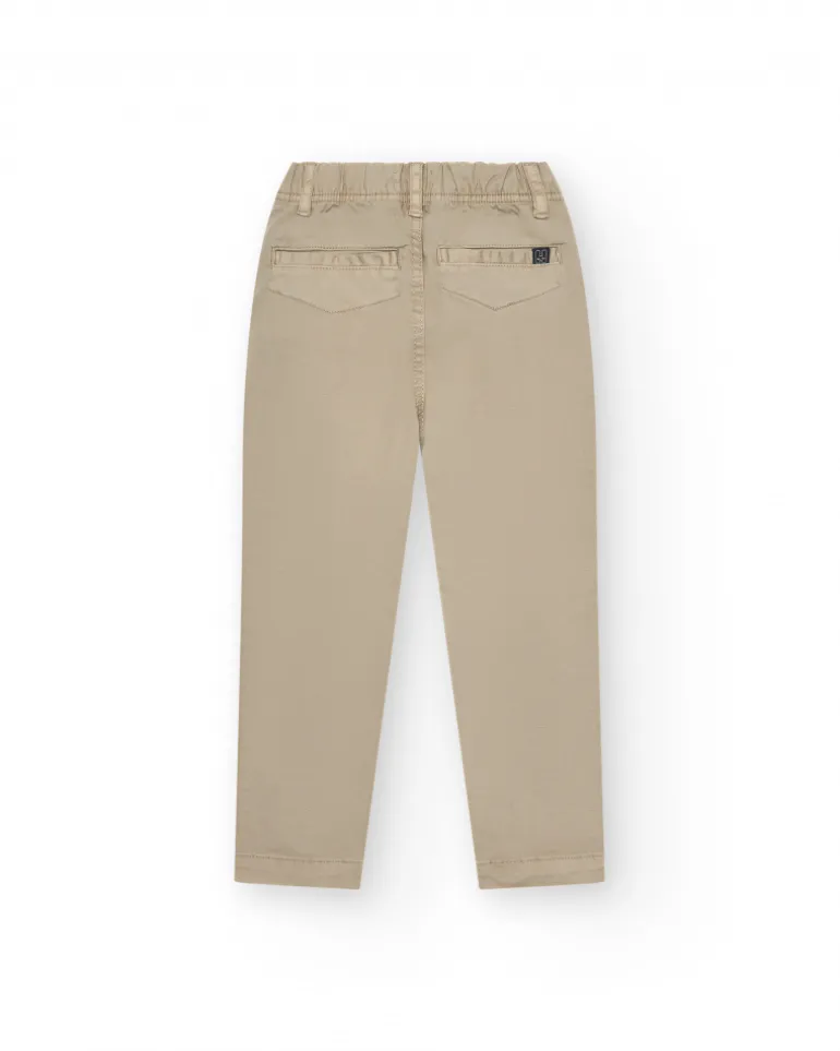 Pantalon beige pour garçon avec poches latérales et taille ajustable.