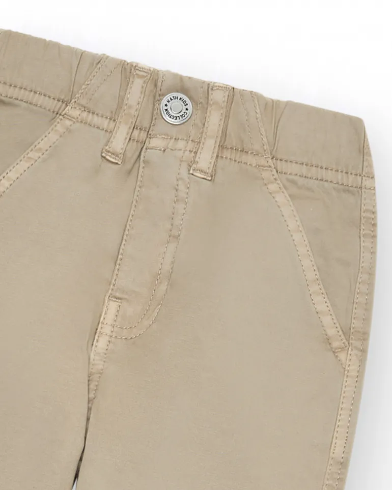 Pantalon beige pour garçon avec poches latérales et taille ajustable.