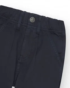 Pantalon bleu marine pour garçon avec taille ajustable et poches latérales.