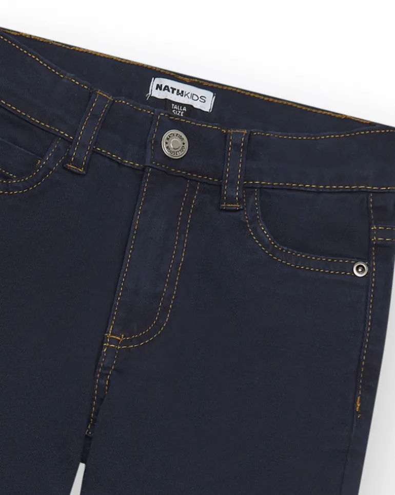 Pantalon bleu marine pour garçon avec poches et surpiqûres contrastantes.