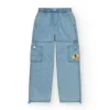 Pantalon cargo en denim clair pour garçon avec poches et ourlets ajustables.