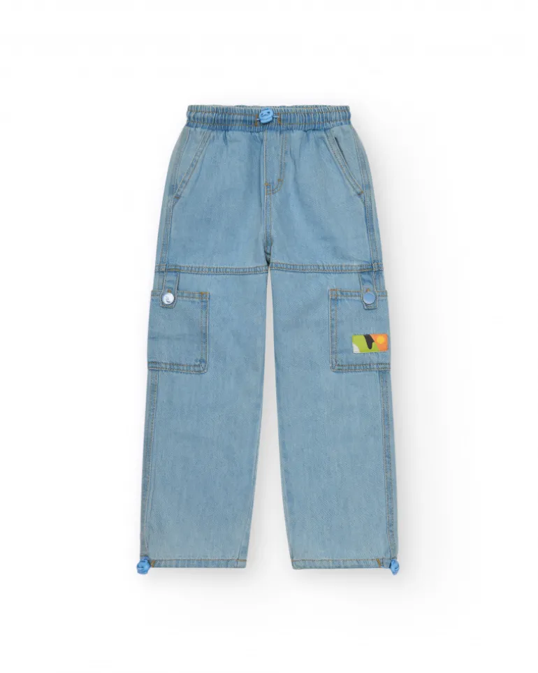 Pantalon cargo en denim clair pour garçon avec poches et ourlets ajustables.