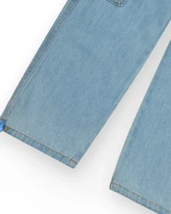 Pantalon cargo en denim clair pour garçon avec poches et ourlets ajustables.