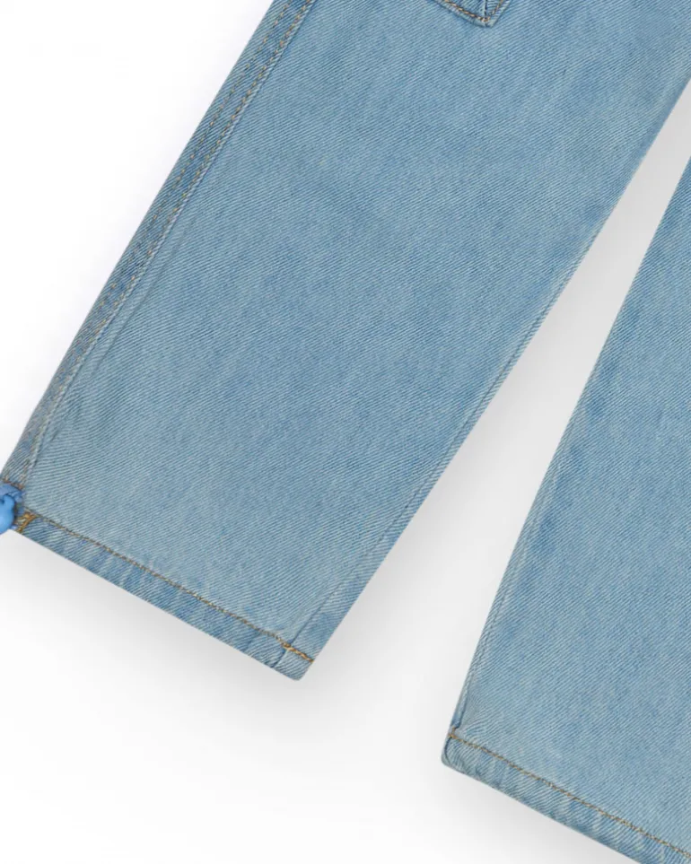 Pantalon cargo en denim clair pour garçon avec poches et ourlets ajustables.