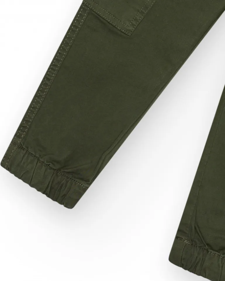 Pantalon cargo vert pour garçon avec taille ajustable et bas élastiques.